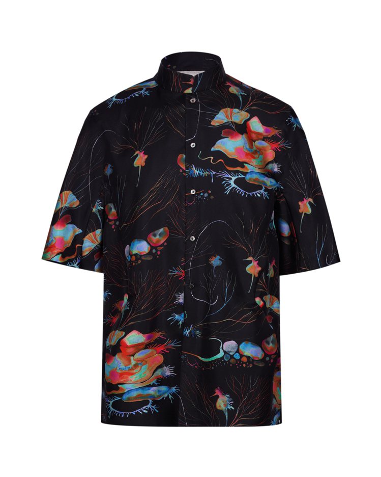 男款中式立領印花襯衫，以海洋奇幻生態為靈感的開版印花，是SHIATZY CHEN獨家設計，32,800元。圖／SHIATZY CHEN提供