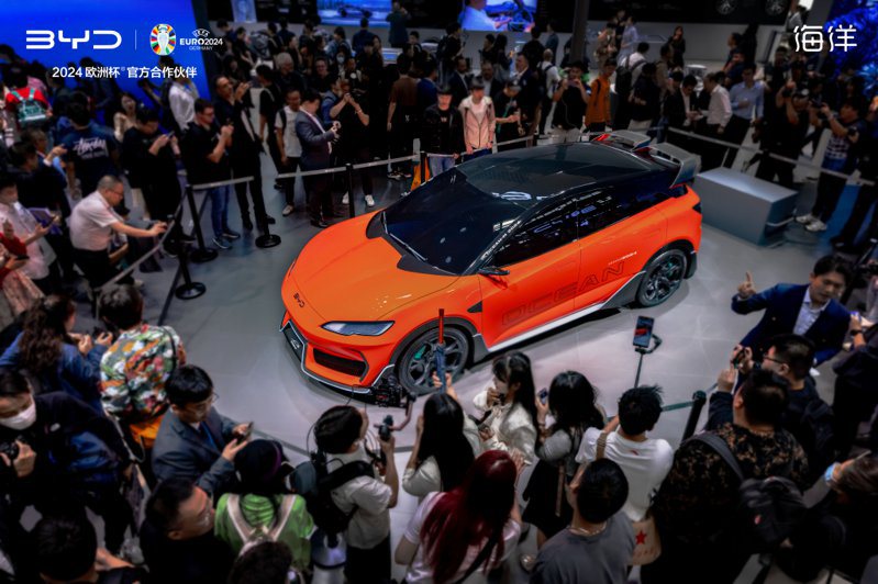 比亚迪25日在2024北京车展上正式发布王朝与海洋网旗下五款全新车型，售价介于人民币12万元至20万元，计划将陆续在今年第二、三季上市。图／取自比亚迪汽车微博