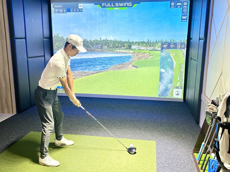 亞巡職業高爾夫選手張緯綸在包廂感受FULL SWING超擬真打球體驗。記者宋健生/攝影