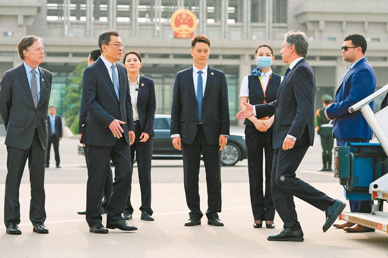 楊濤接機 美國國務卿布林肯（右二）昨天下午搭專機自上海抵達北京，大陸外交部北美大洋洲司司長楊濤（左二）迎接，旁為美駐華大使伯恩斯（左一）。（路透）