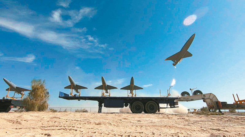 伊朗軍演發射無人機 伊朗在飛彈及無人機投資甚多；圖為去年十月伊朗軍方釋出軍事演習畫面，可見無人機發射。（路透）