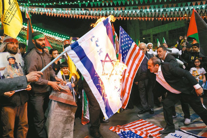 伊朗民眾一日在德黑蘭舉行反以色列抗議活動，有人當場焚燒以色列和美國國旗。（路透）