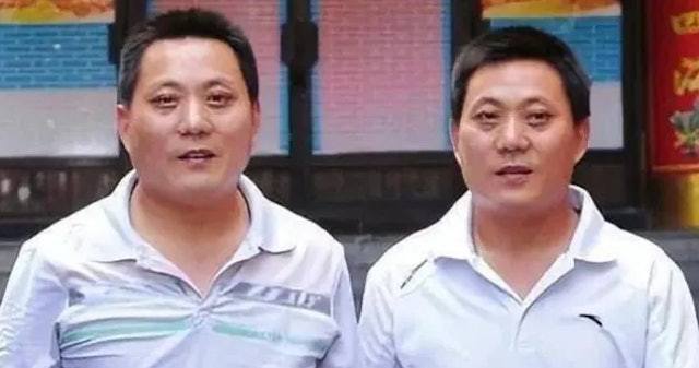 劉永剛（左）因一次火鍋店白撞經歷，找回失散41年雙胞胎哥哥曾勇（右）。（網上圖片）