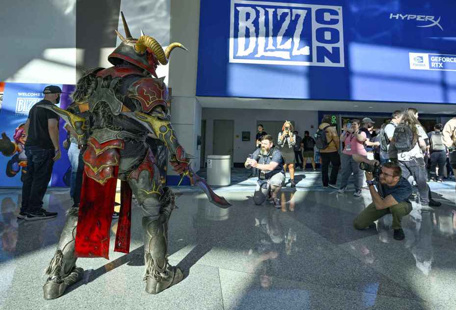 Ted Smith, dressed as a red demon, poses for pictures during at BlizzCon 2023 in Anaheim, Calif. on Friday, Nov. 3, 2023. (Jeff Gritchen/The Orange County Register via AP) 圖／美聯社