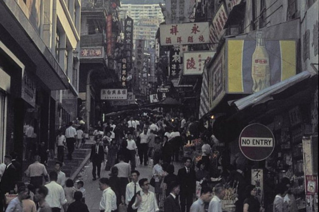 一般輿論認為，至少在英治時期，「香港模式」的特點，在其積極不干預政策之施行。這不...
