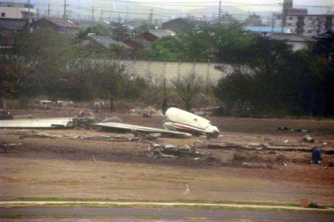 圖為華航名古屋空難的墜機現場殘骸。 圖／報系資料圖庫