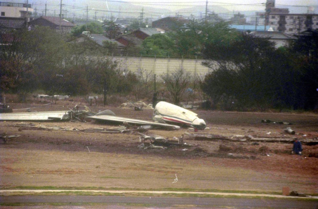 圖為華航名古屋空難的墜機現場殘骸。 圖／報系資料圖庫