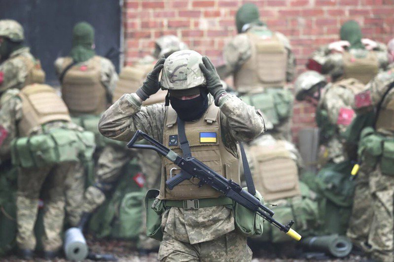兵力短缺問題加劇，烏克蘭正在採取新措施，鼓勵役齡男子返國鎮守前線。美聯社