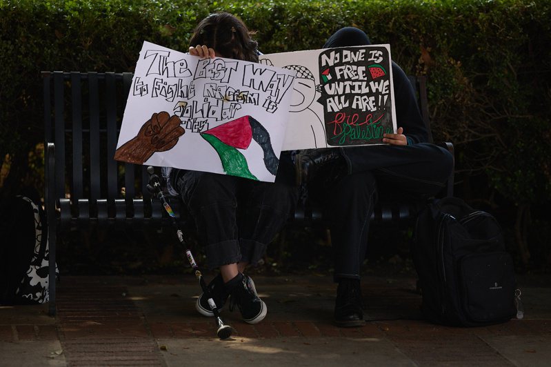 數百位支持巴勒斯坦的學生在加州大學洛杉磯分校（UCLA）今天紮營示威，與巴勒斯坦旗幟顏色相近的西瓜成了重要象徵。 歐新社
