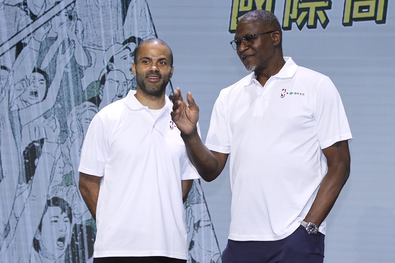國泰金控與NBA共同舉辦的「2024 國泰NBA國際高中邀請賽」上午在台北舉行開賽記者會，「法國小跑車」帕克（左）與威金斯 （右）現場亮相。記者林伯東／攝影