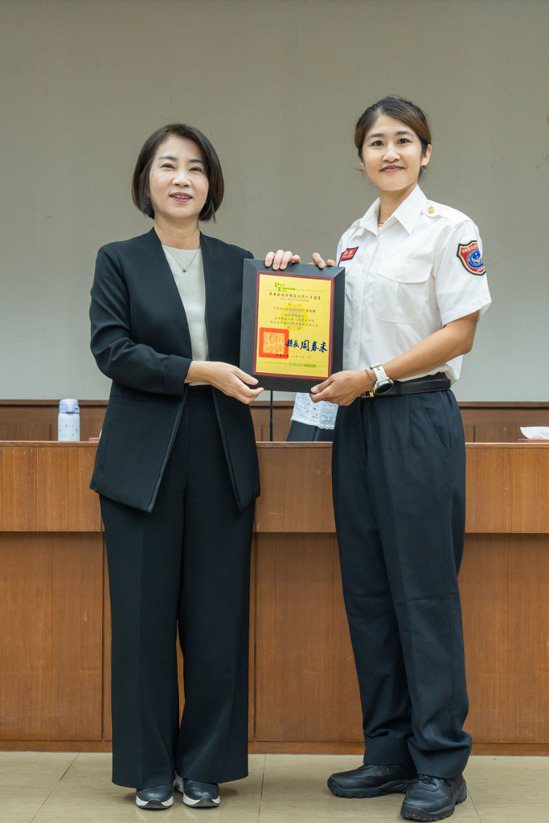 屏东县消防局女消防队员陈祈桦（右）获颁屏东县府模范公务人员。图／屏东县府提供