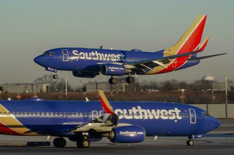 美國西南航空將於今年底裁員2000人，並結束4個機場的服務。美聯社