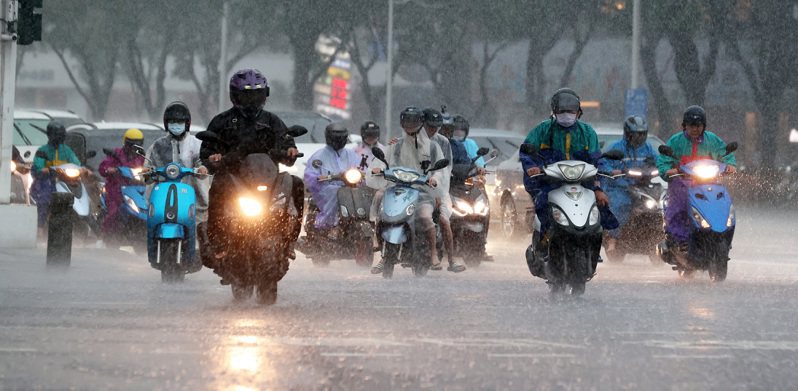 鋒面影響，易有短延時強降雨，中央氣象署發布大雨特報。記者劉學聖／攝影