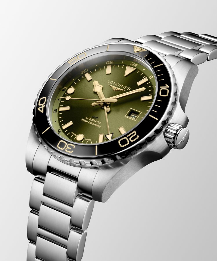新款HydroConquest GMT腕表皆使用獨家矽游絲機芯，並搭配精鋼鍊帶或橡膠表帶，前者訂價10萬300元、橡膠表帶款式則為93,200元。
圖／浪琴表提供