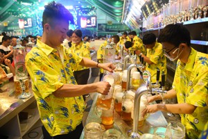 青島啤酒創造百年國潮新時尚。新華社