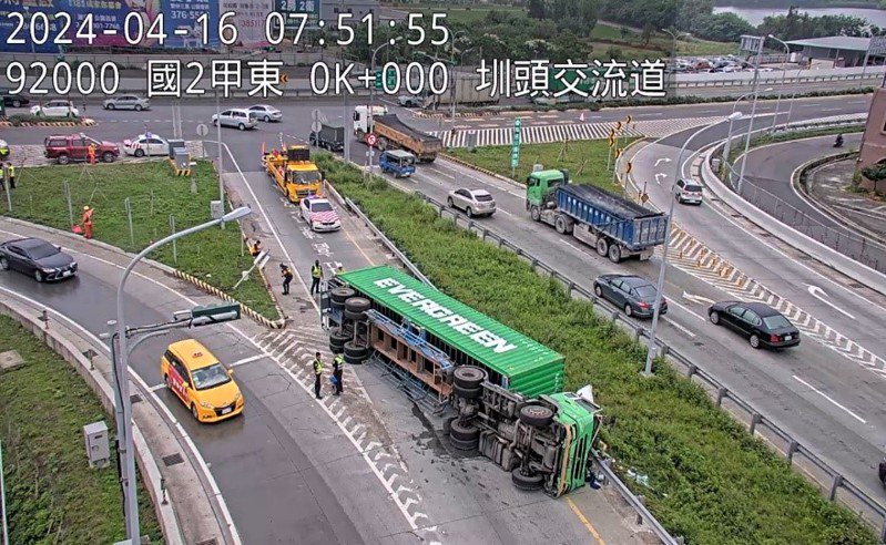 图为4月16日国道2号东向圳头交流道，货柜车翻覆事故。图／高公局提供