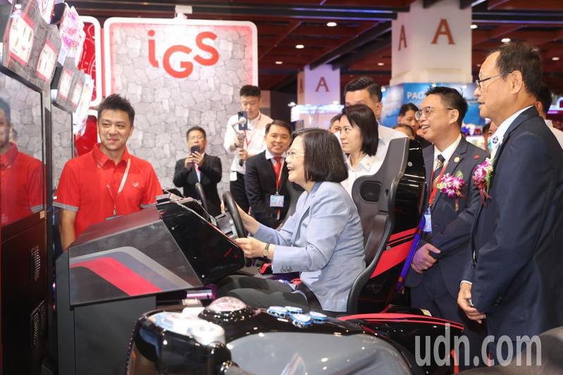 蔡英文總統（中）上午出席「第27屆臺灣電子遊戲機國際產業展」，親自體驗賽車遊戲機，感受高速狂飆160公里的刺激，結束時顯得意猶未盡。記者蘇健忠／攝影