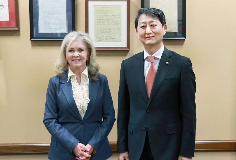 南韓產業通商資源部長安德根（右）接見美國聯邦參議員布萊克。圖／擷自韓產業通商資源部