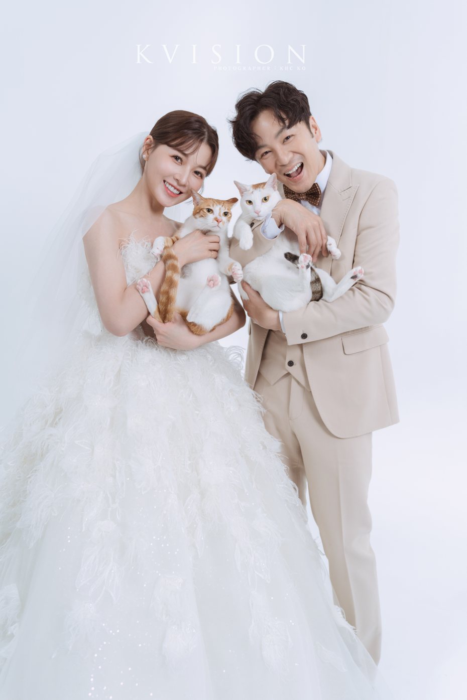 張書偉(右)與謝京穎帶兩隻貓咪一起拍婚紗。圖／KVISION海外婚禮婚紗攝影團隊提供
