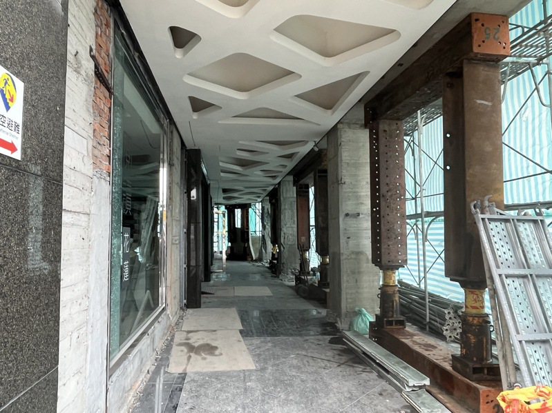 花莲知名的蓝天丽池大饭店，一楼支撑梁柱受损严重，将评估是否拆除。记者王燕华／摄影