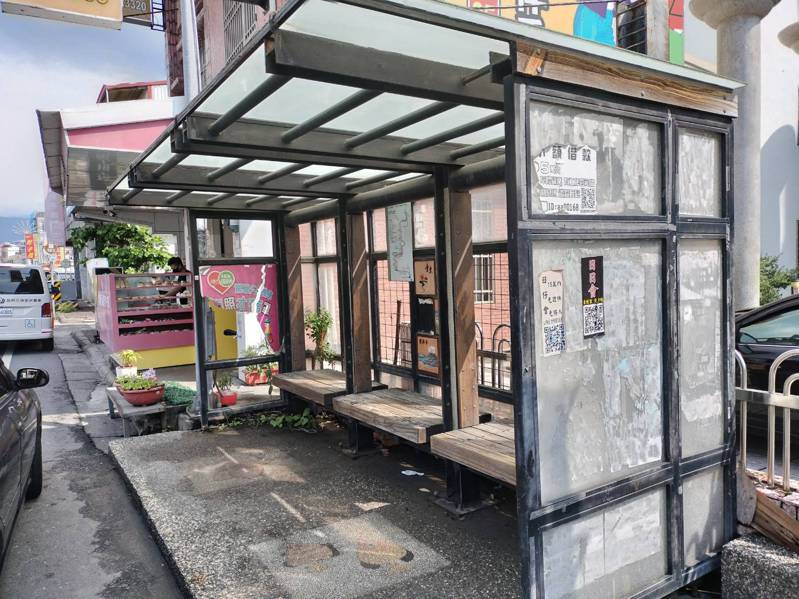 台东县近年积极设置公有候车亭给民众等公车时遮风避雨，不过，有些候车亭也成为广告看板，乱贴一通，有碍观瞻。县府忍无可忍将取缔开罚。记者尤聪光／摄影