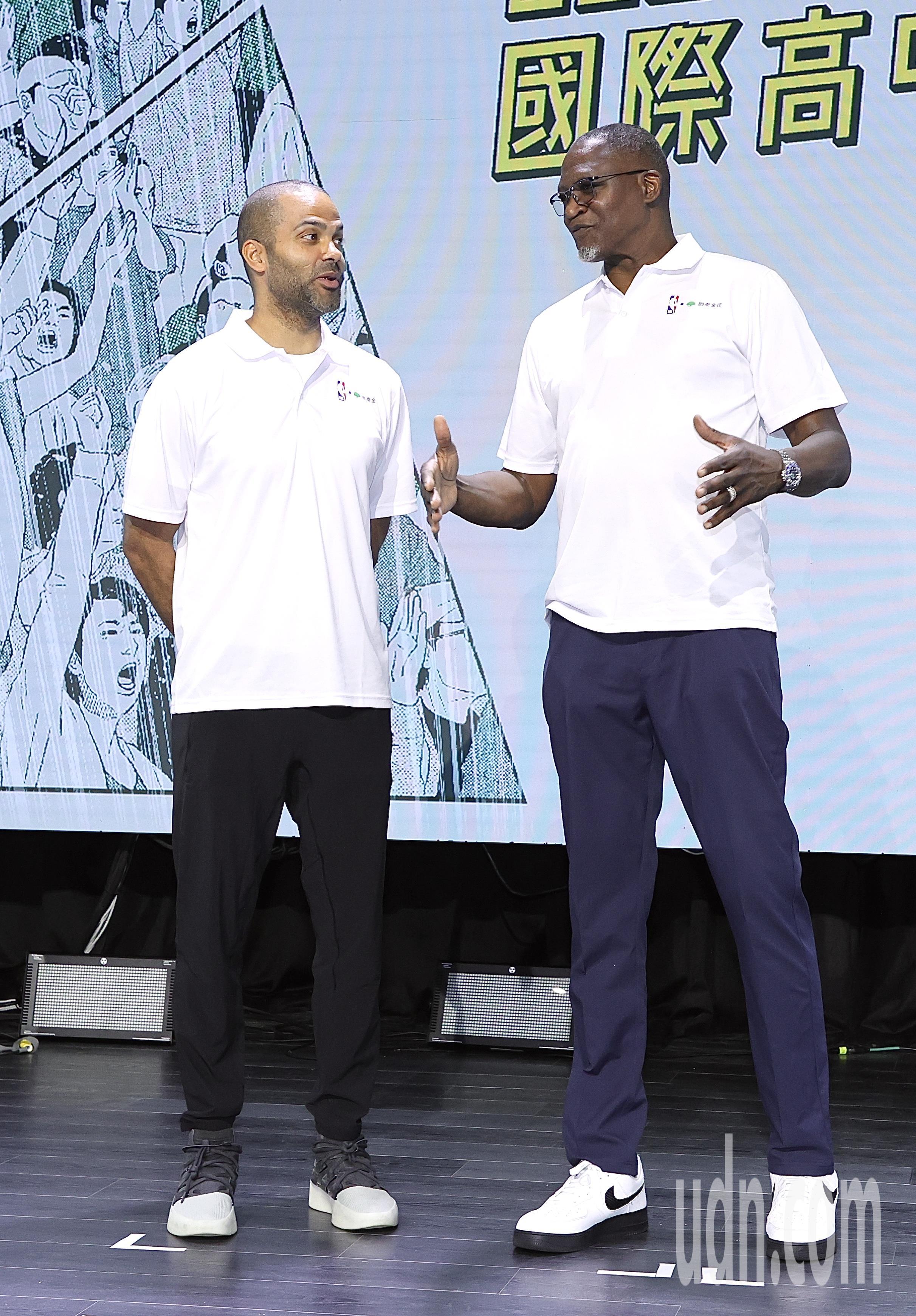 國泰金控與NBA共同舉辦的「2024 國泰NBA國際高中邀請賽」上午在台北舉行開賽記者會，「法國小跑車」 Tony Parker（左），與NBA75大球星Dominique Wilkins （右）現場亮相。記者林伯東／攝影