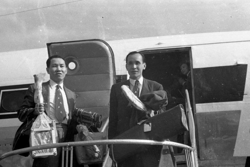 1956年4月27日，世界羽球雙打冠軍馬來亞華僑王保林（右）、黃德福（左）搭機抵台。圖／聯合報系資料照片