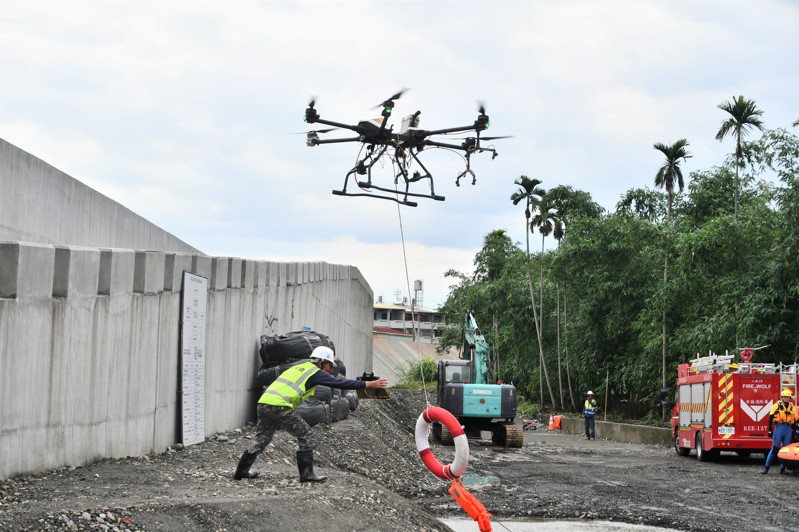 彰化縣政府出動無人機遞送救生用具給受困者。圖／縣府提供