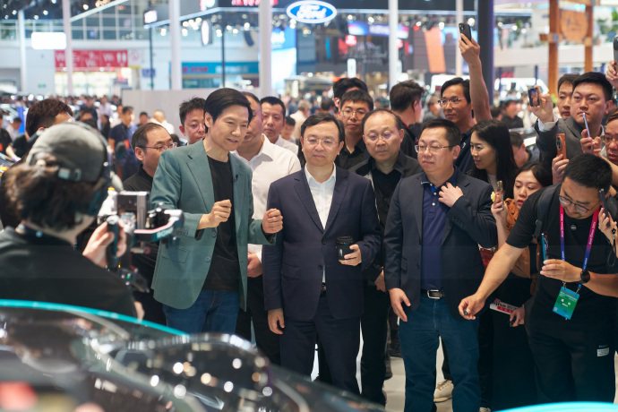 北京車展上，比亞迪董事長王傳福26日上午前往小米汽車展位參觀，由小米汽車董事長雷軍親自接待。（取自比亞迪汽車官方微博）