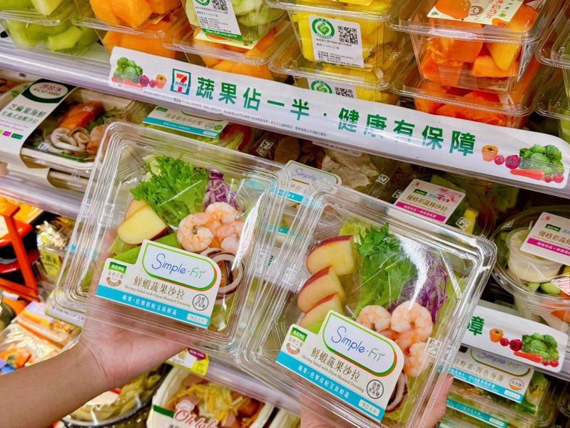 7-ELEVEN自4月29日起将与「金色三麦」联名合作推出新品，「金色三麦－鲜虾蔬果沙拉」售价89元。图／7-ELEVEN提供