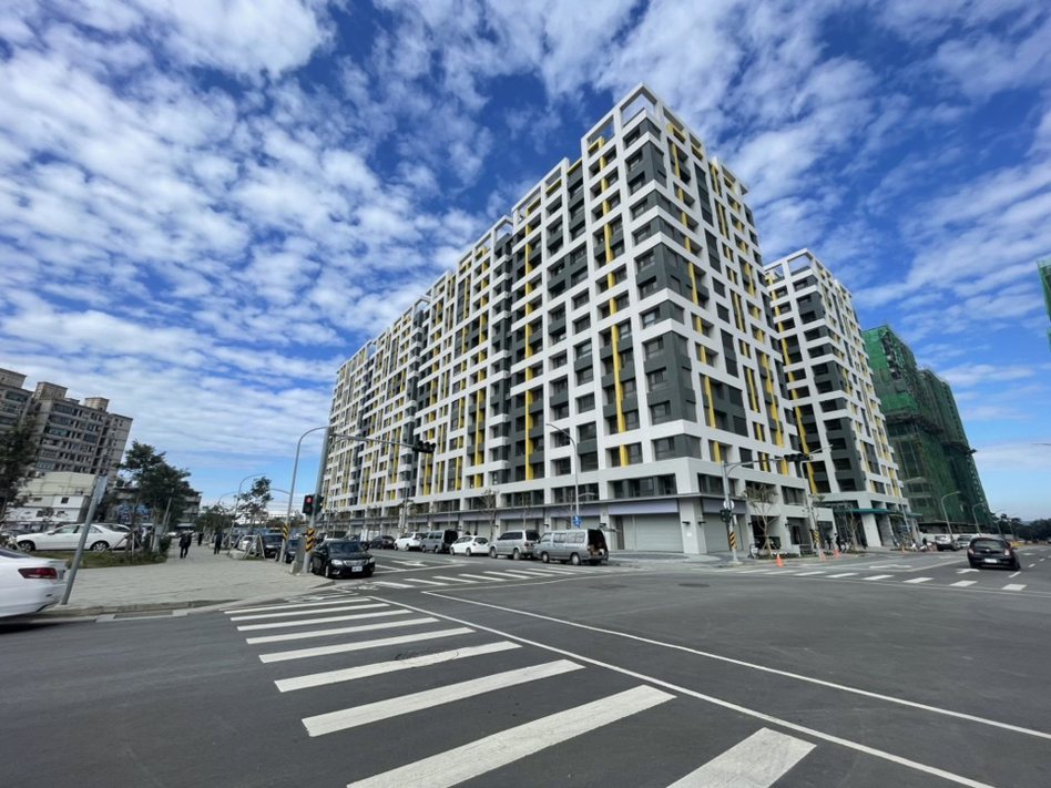 新竹在地知名建商推出的六期造鎮計劃，預計將提供6,000戶的電梯大樓住宅，今年第四期建案將陸續交屋。信義房屋提供