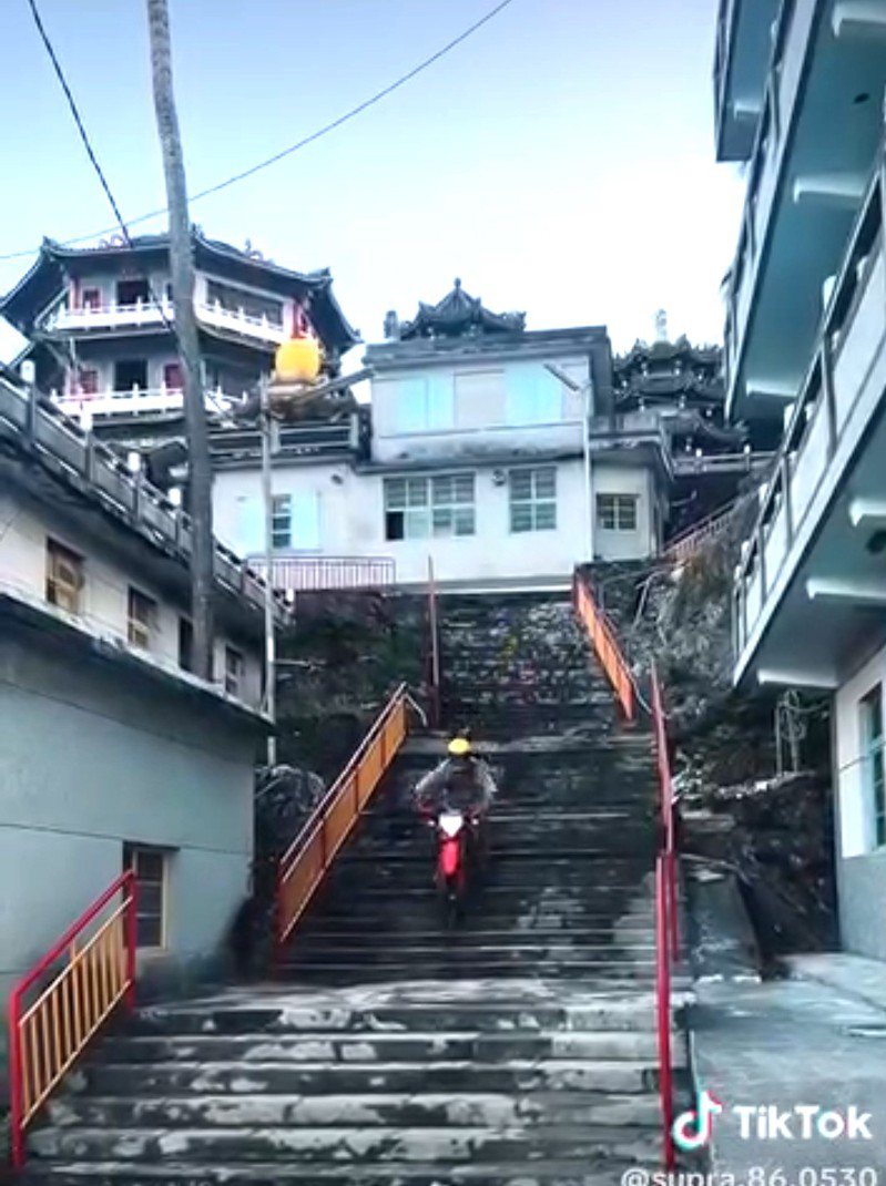 有名越野機車騎士把小琉球靈山寺旁約3層樓高的行人階梯當成極限運動場，加速衝至高處，再俯衝而下，影片PO上網後引發撻伐。圖／取自小琉聯盟臉書
