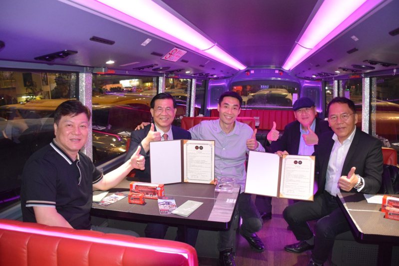台北市双层餐车与香港水晶巴士，签署双城观光餐车「合作备忘录」。图／台北市观传局提供