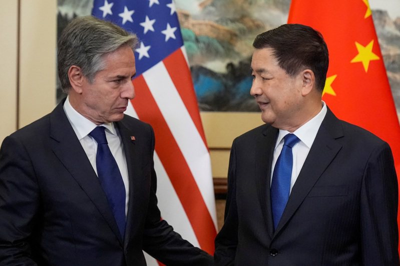 美國國務卿布林肯（左）26日與中國大陸公安部長王小洪（右）會面。王小洪宣布了布林肯將與國家主席習近平會面一事。路透
