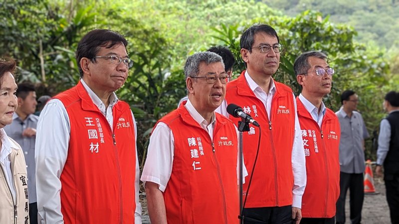 行政院長陳建仁（右三）受訪表示，台灣位於地震帶上，地震災害大家都非常有感，核電廠是否要延役還要好好考慮，目前仍朝著除役的方向走。記者陳敬丰／攝影