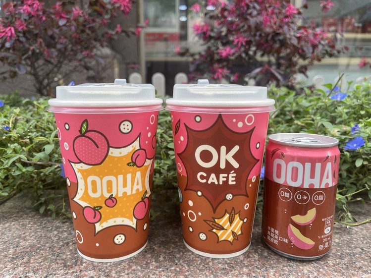 OKCAFE與可口可樂旗下的OOHA攜手合作，推出「OOHA水蜜桃烏龍氣泡咖啡」，售價65元，即日起至5月29日可享單杯限時優惠價49元。圖／OKmart提供