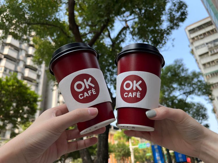 OKmart門市於5月1日至5月3日推出OKCAFE大杯莊園級美式咖啡／拿鐵、大杯濃厚系莊園級美式咖啡／拿鐵，不限冰熱，享同品項買2送1優惠。圖／OKmart提供