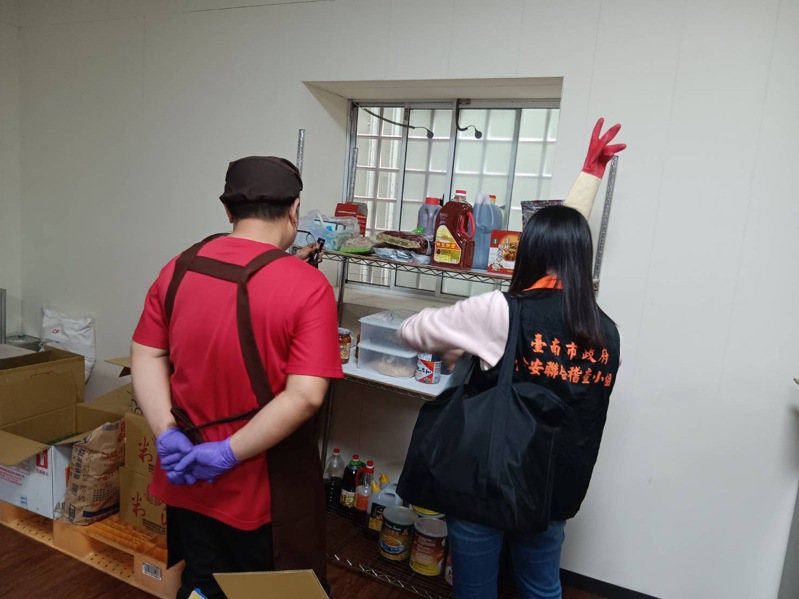 台南市卫生局加强查核云端厨房。图／卫生局提供