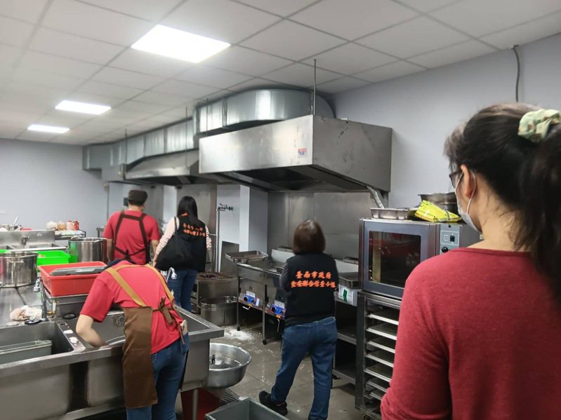 台南市卫生局加强查核云端厨房。图／卫生局提供