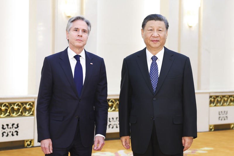 美國國務卿布林肯（左）4月24日至26日訪問上海與北京，26日與大陸國家主席習近平（右）會面。新華社
