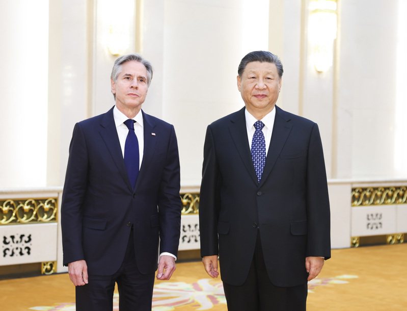 美國國務卿布林肯（左）4月24日至26日訪問上海與北京，26日與大陸國家主席習近平（右）會面。新華社