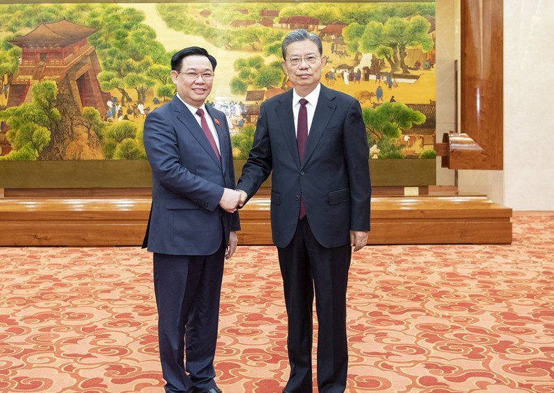 越南國會主席王庭惠（左）26日突然被宣布辭職。他兩周前還在大陸訪問。新華社