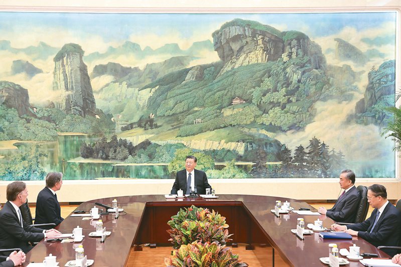 中國大陸國家主席習近平昨天在北京人民大會堂會見美國國務卿布林肯一行。座位與去年六月安排相同，習近平坐在中間主席位，布林肯坐在習近平右手邊，習的左手邊是王毅等中方代表。（中新社）