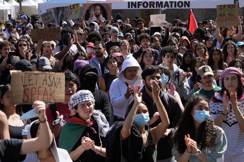 美大學校園挺巴示威擴大，南加大校方以安全為由，取消全校畢典「主舞台儀式」。圖為該校學生抗議校方取消畢業生致詞。（美聯社）