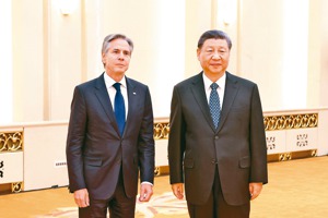 暌違近一年，中國大陸國家主席習近平（右）昨天在北京人民大會堂再度會見到訪的美國國務卿布林肯（左）。（中新社）