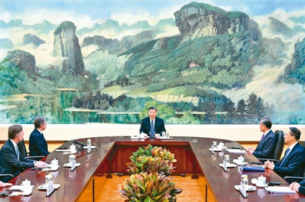 習布會在北京人民大會堂登場，大陸國家主席習近平（中）獨坐中間，習的右手邊為美國國務卿布林肯一行，左手邊是大陸外交部長王毅等中方代表。 新華社