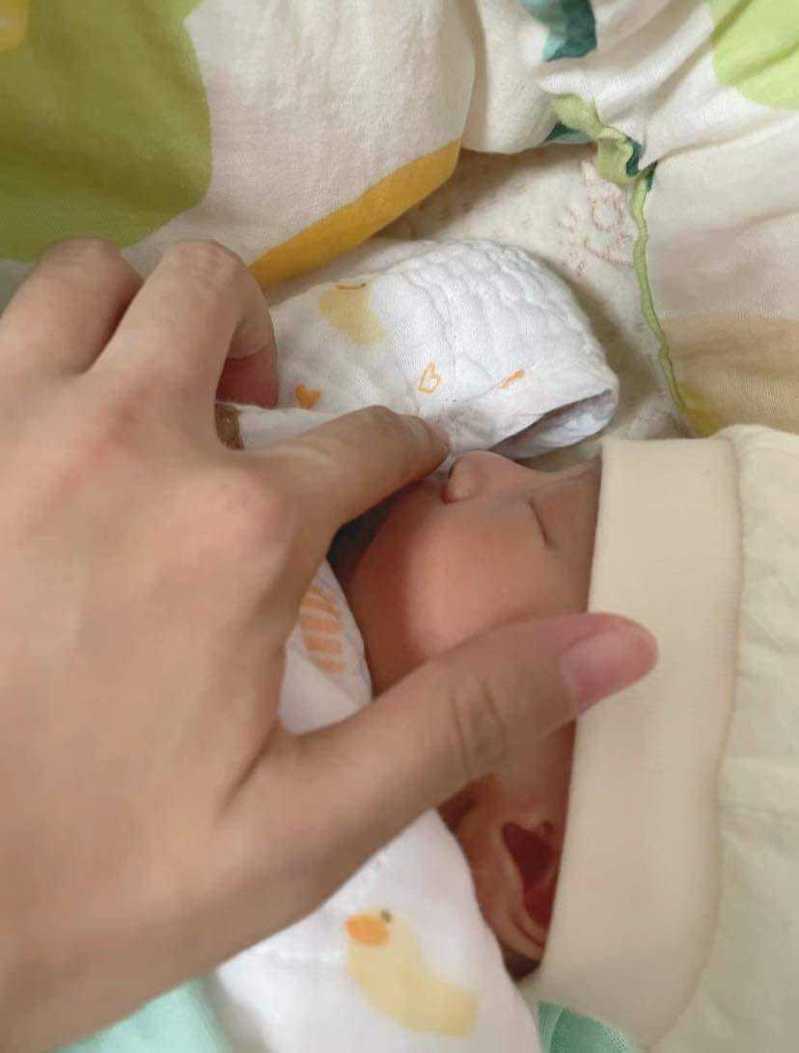 一名网友指出，最近都会把手指放在刚出生的宝宝鼻子前方，再三确认宝宝有呼吸。图/取自脸书社团「爆废1公社」