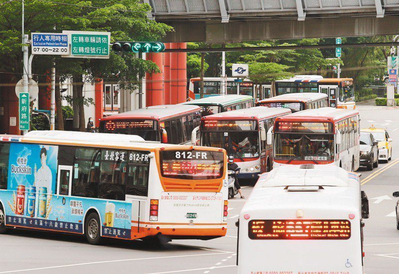 有PTT網友整理2023年台北市公車營運數據，發現其中一個路線去年載客總人次破千萬，狂賺超過3億。聯合報系資料照