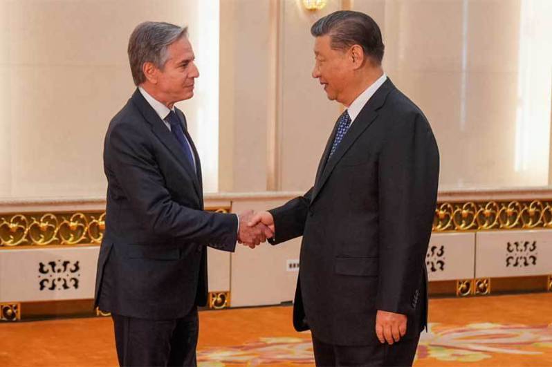 美國國務卿布林肯（Antony Blinken，左）26日在北京會晤中國大陸國家主席習近平（右）。圖／取自布林肯X平台