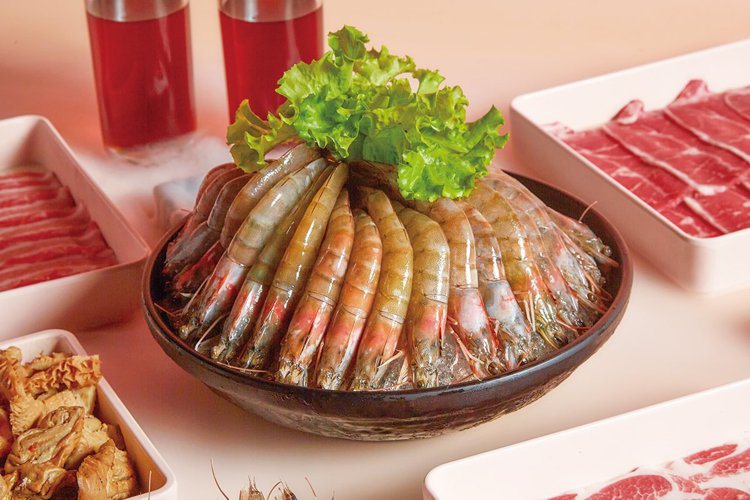 這一鍋Share More吃到飽，媽媽幾歲就送幾隻特級藍鑽蝦。圖/這一鍋提供